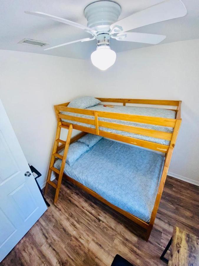 Two Fully Equipped Apartments And A Studio 5 Miles From The Beach St. Petersburg Kültér fotó