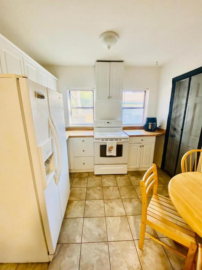 Two Fully Equipped Apartments And A Studio 5 Miles From The Beach St. Petersburg Kültér fotó